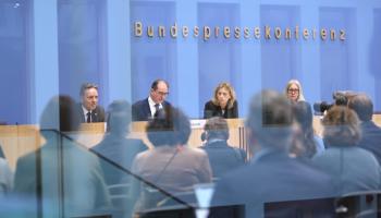 Holger Münch (BKA) sowie die Bundesminister Alexander Dobrindt und Karin Prien (v.l.) präsentieren die Dunkelfeld-Studie über Gewalterfahrungen